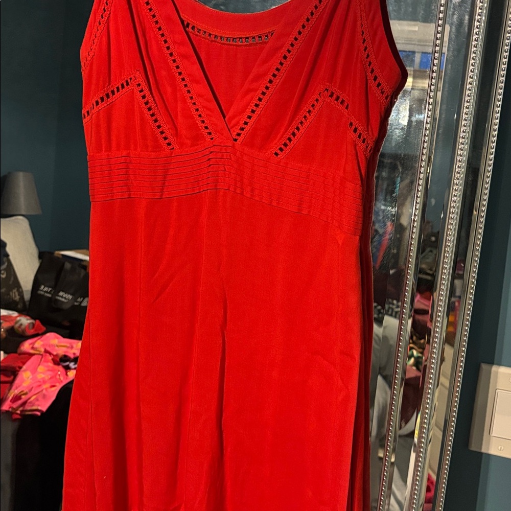 Elegant Red Sleeveless Dress - Picture 3 of 4